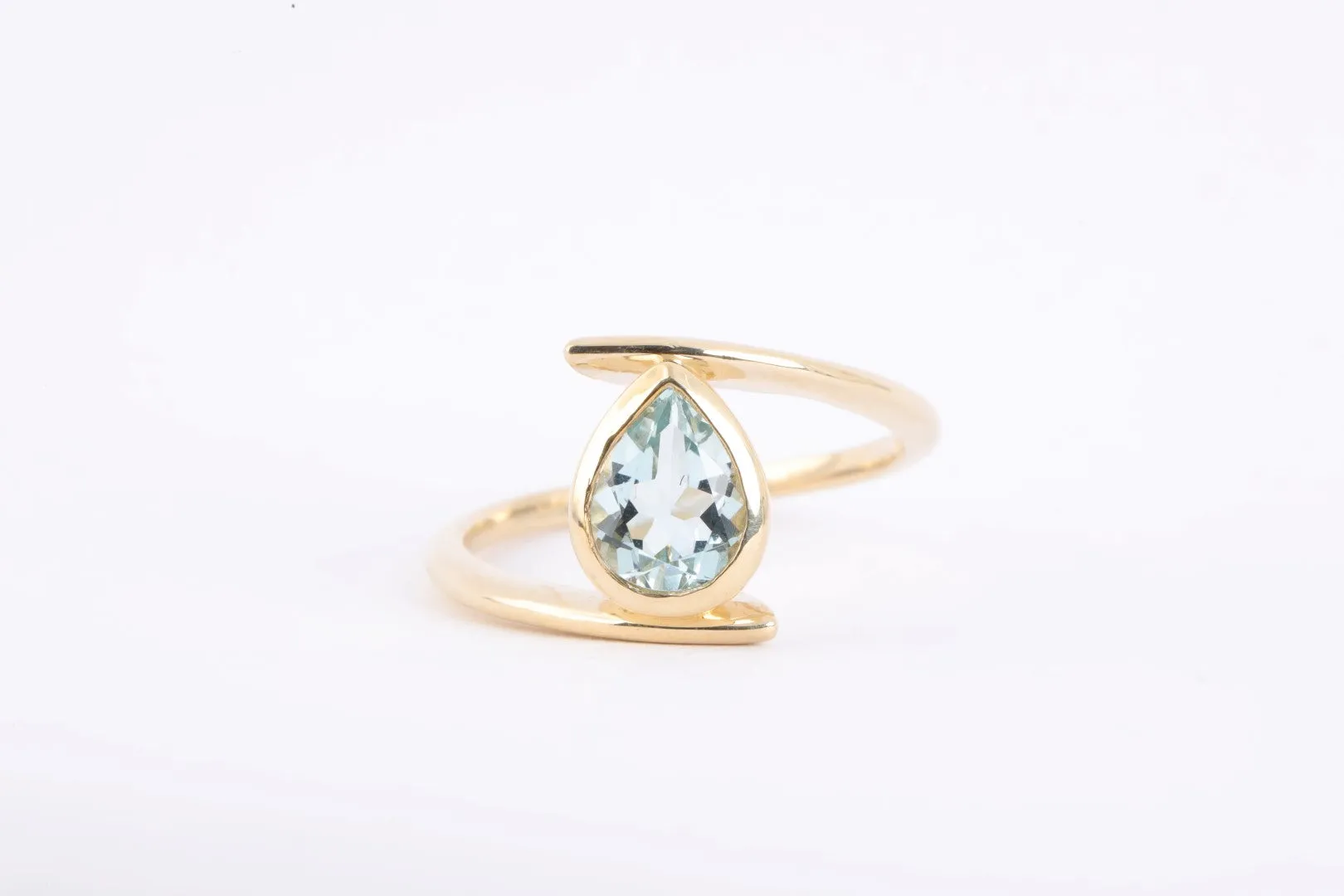 10k Yellow Gold 1.93tcw Blue Stone Fashion Ring Size 7.25 (3.92g.)