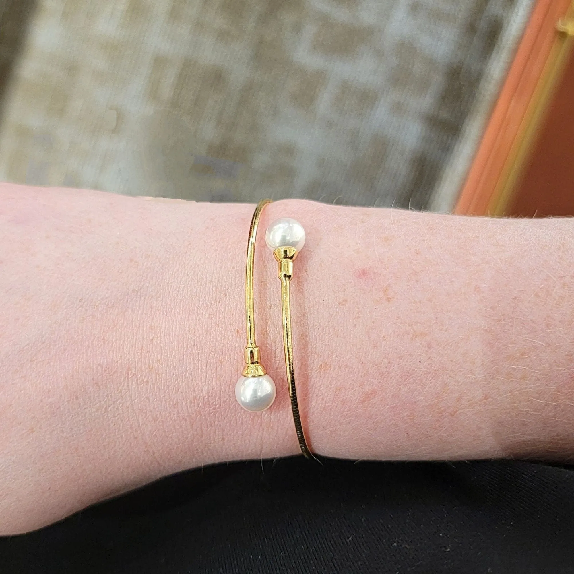 18K YELLOW GOLD 8.5MM PEARL FLEXIBLE BYPASS BANGLE