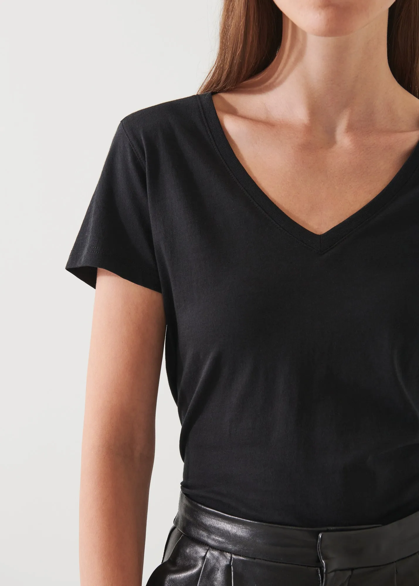 LIGHTWEIGHT PIMA COTTON V-NECK