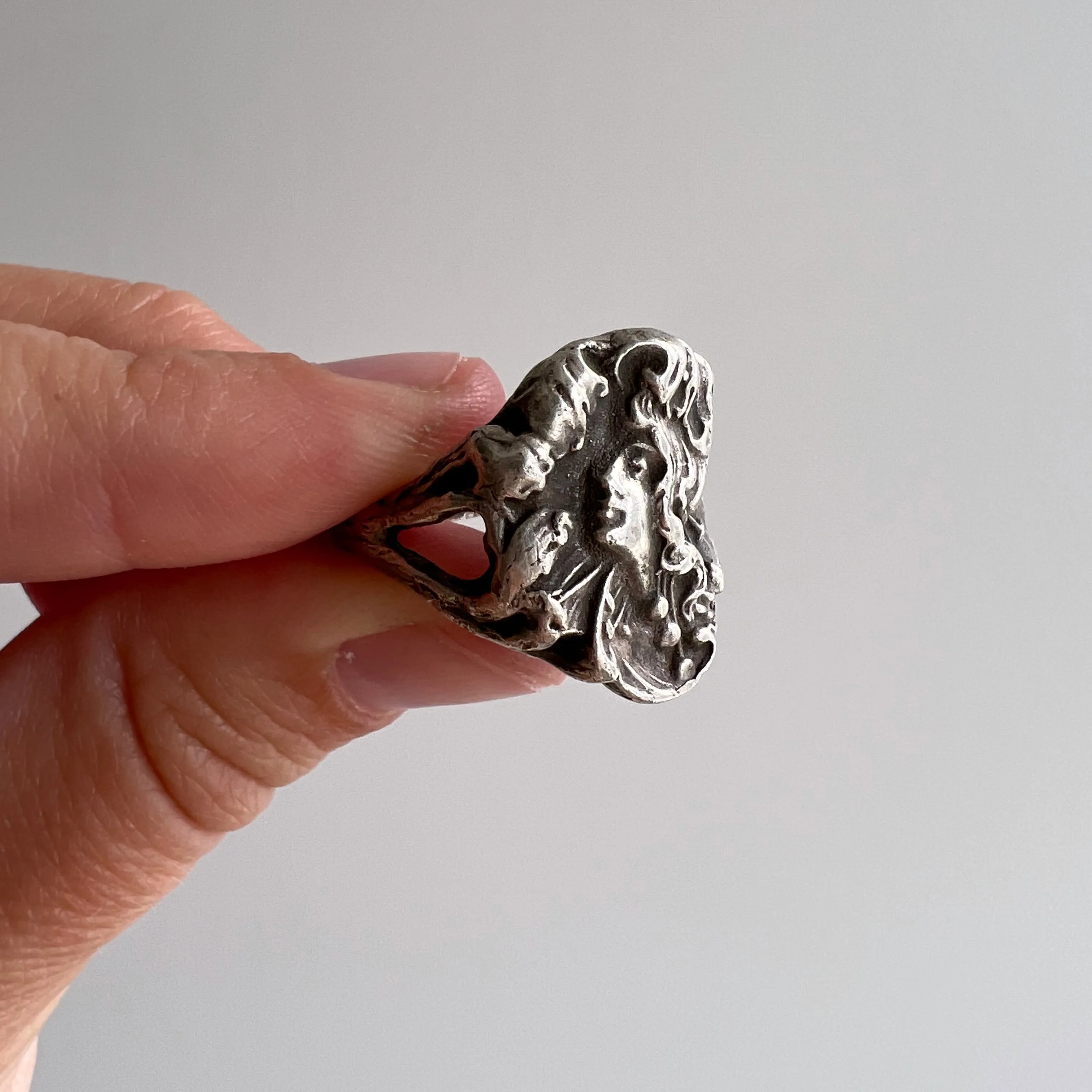 V I N T A G E // fantastic femme / sterling silver goddess ring / size 5.5